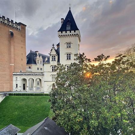 Vue Magique Sur Le Chateau Dans Un Quartier Populaire Pau Esterno foto