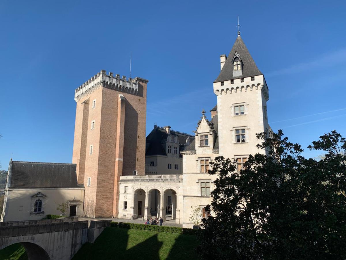 Vue Magique Sur Le Chateau Dans Un Quartier Populaire Pau Esterno foto