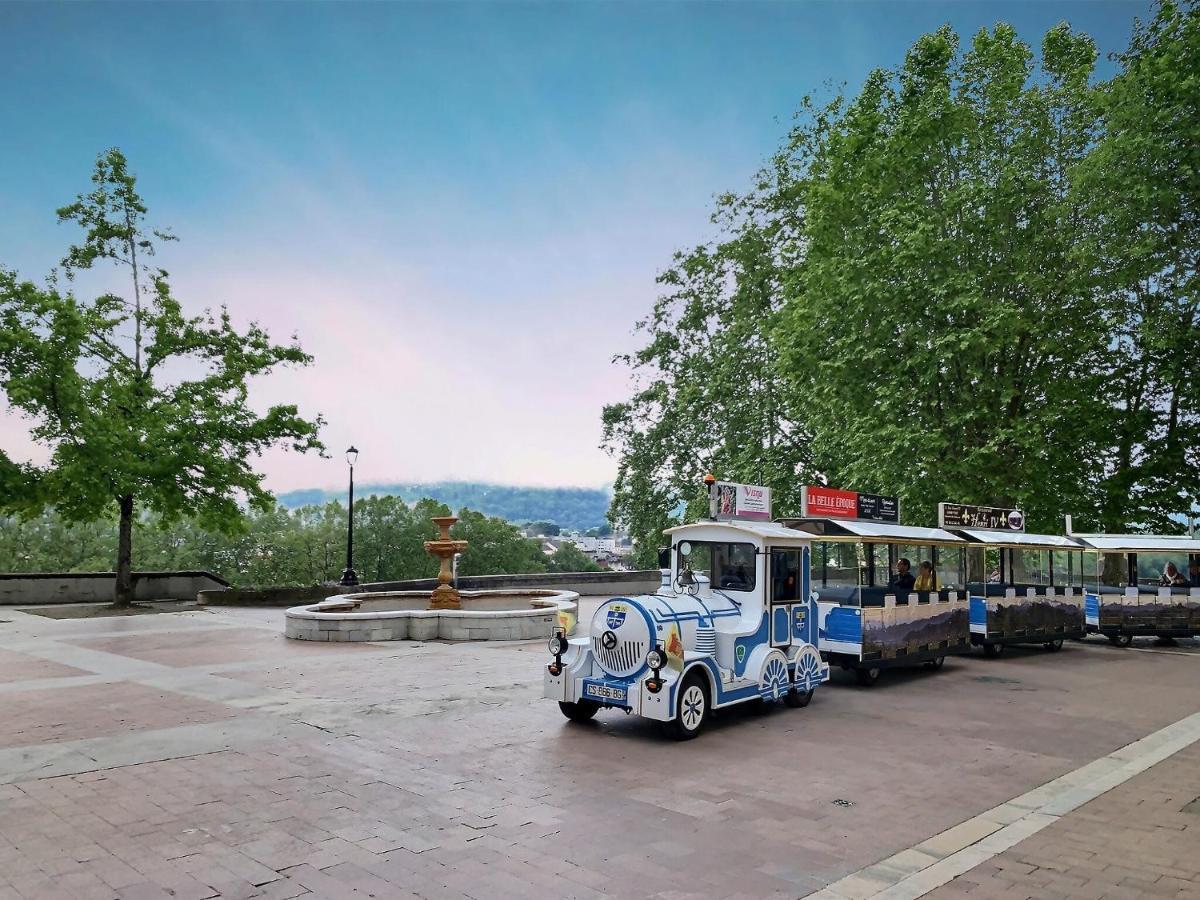 Vue Magique Sur Le Chateau Dans Un Quartier Populaire Pau Esterno foto